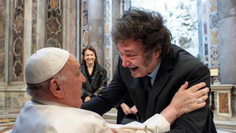 El primer encuentro público entre Milei y el Papa Francisco: un saludo y un abrazo fuera de protocolo