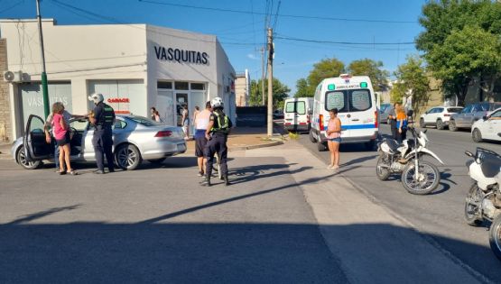 Un auto arrastró 10 metros a ciclista-Video